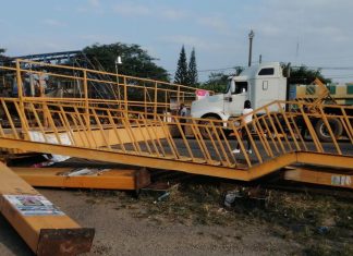 Unidad que transportaba Grua de PEMEX tira Puente Peatonal en Jaltipan