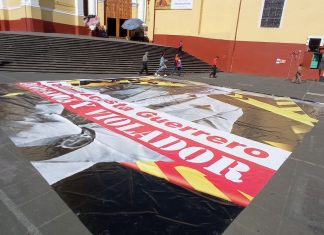 EN LONA MONUMENTAL ACUSAN DE ACOSADOR A SUBSECRETARIO DE FINANZAS.