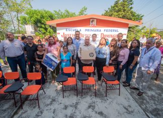 Fernando Remes entrega mobiliario a primaria en Cerro del Mesón