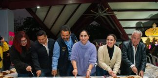 Celebran en Poza Rica con Rosca de Reyes Magos gigante