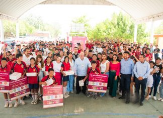 Fernando Remes cumple compromiso con apoyos a la educación