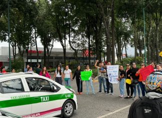 Bloquean padres y madres de familia la avenida Xalapa
