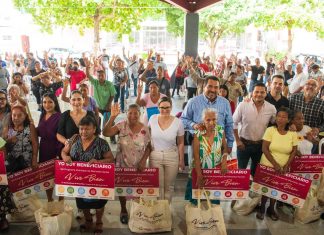 Entregan más de 200 apoyos alimentarios en Poza Rica.