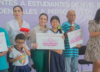 DIF POZA RICA ENTREGA LENTES A ESTUDIANTES Y CREDENCIALES A PERSONAS CON DISCAPACIDAD.
