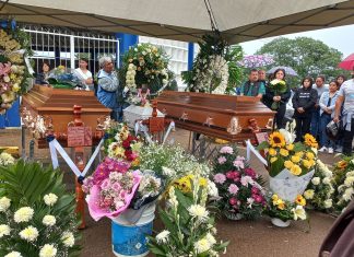 Despiden a familia sepultada por un alud de tierra