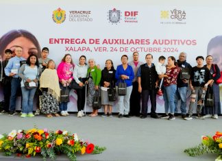 DIF POZA RICA RECIBE 38 AUXILIARES AUDITIVOS.