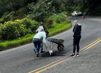 Comerciantes Unidos de La Joya bachean Tramo carretero para evitar accidentes