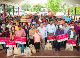 Fernando Remes entrega apoyos alimentarios a 450 familias