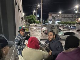 Miguel Guerra reparte cobertores a personas en el Regional de Poza Rica