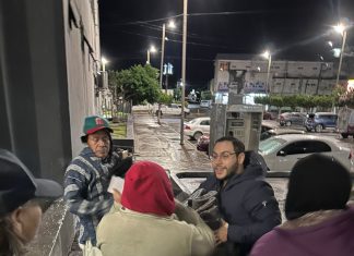 Miguel Guerra reparte cobertores a personas en el Regional de Poza Rica