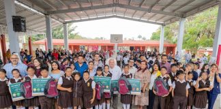 Fernando Remes entrega mochilas escolares en escuelas de Poza Rica