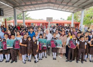 Fernando Remes entrega mochilas escolares en escuelas de Poza Rica