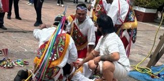 Volador de Papantla sufre caída en pleno vuelo durante presentación en Xochimilco
