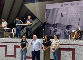 Pozarricenses bailan en tradicional Jueves de Danzón