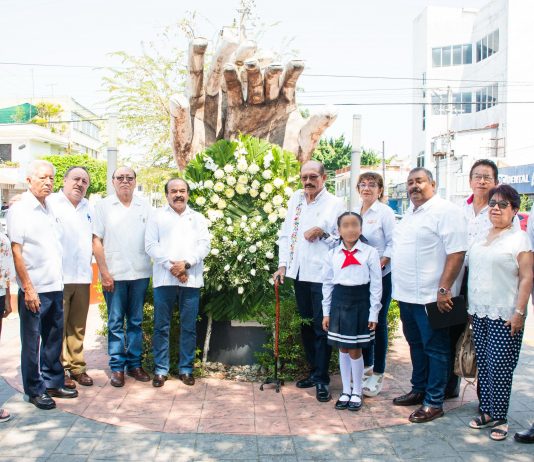 Autoridades municipales conmemoran el Día del Maestro en Poza Rica