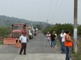 ¡Alto al peligro y al daño ambiental! Pobladores de Paso del Pital, Tihuatlán, exigen freno a abusos de transporte pesado de la empresa Mota-Engil