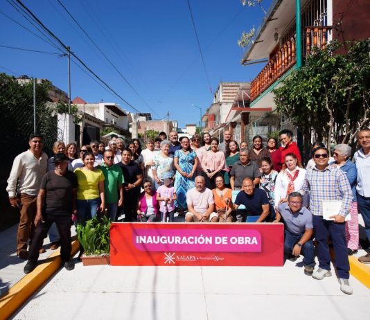 XALAPA ENTREGA PAVIMENTACIÓN EN LOMAS DE CASA BLANCA