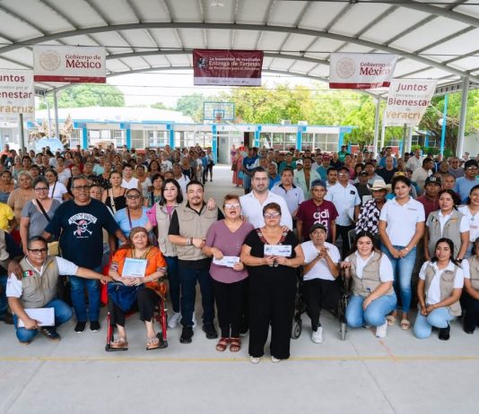 DANIEL CORTINA DESTACA ENTREGA DE APOYOS DE BIENESTAR A MUJERES Y ADULTOS MAYORES EN TUXPAN