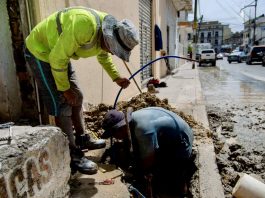 REPARAN FUGA DE AGUA EN LA CALLE FAUSTO VEGA SANTANDER EN TUXPAN