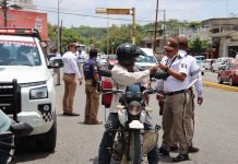 ¡Casco puesto y papeles en regla! Operativo rotativo pone bajo revisión a motociclistas y taxistas en Poza Rica