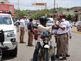 ¡Casco puesto y papeles en regla! Operativo rotativo pone bajo revisión a motociclistas y taxistas en Poza Rica
