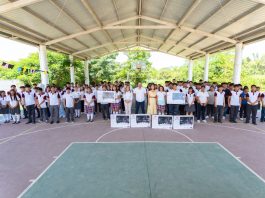 Daniel Cortina entrega pantallas al Telebachillerato Anáhuac