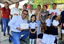 RAÚL HERNÁNDEZ GALLARDO ENTREGA UNIFORMES Y CALZADO A ESTUDIANTES DE JILIAPA I