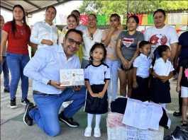 RAÚL HERNÁNDEZ GALLARDO ENTREGA UNIFORMES Y CALZADO A ESTUDIANTES DE JILIAPA I
