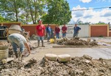 GOBIERNO MUNICIPAL APOYA A CAEV PARA CERRAR LOS PUNTOS QUE DEJARON LAS REPARACIONES DE AGUA