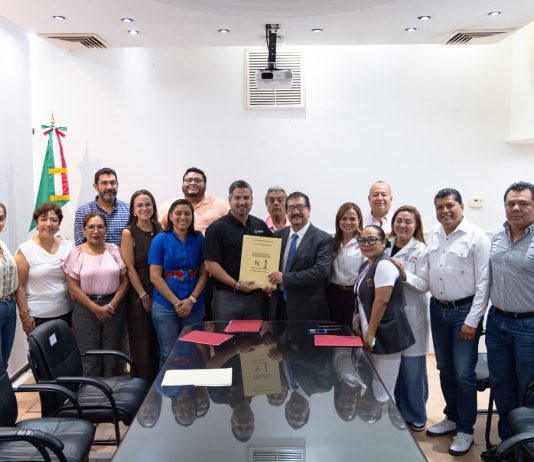 Después de casi ocho décadas, Hospital Civil Dr. Emilio Alcázar recibe sus escrituras por parte del Ayuntamiento de Tuxpan
